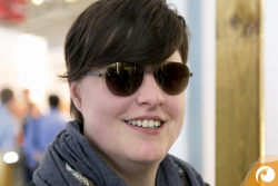 Probetragen - Jana testet auch gleich die neuen Farben der Zeiss Gläser in der Design D3 | Offensichtlich Berlin 