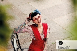 Brillendesignerin Sarah Settgast trägt nur Framers | Offensichtlich.de