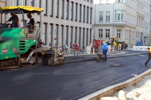 Letzte Arbeiten an der Straßendecke